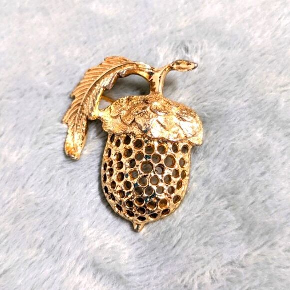 Vintage 1970's Sarah Coventry Acorn Brooche - Picture 1 of 9